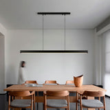 Lámpara lineal sobre mesa de madera de roble con iluminación cálida envolvente.