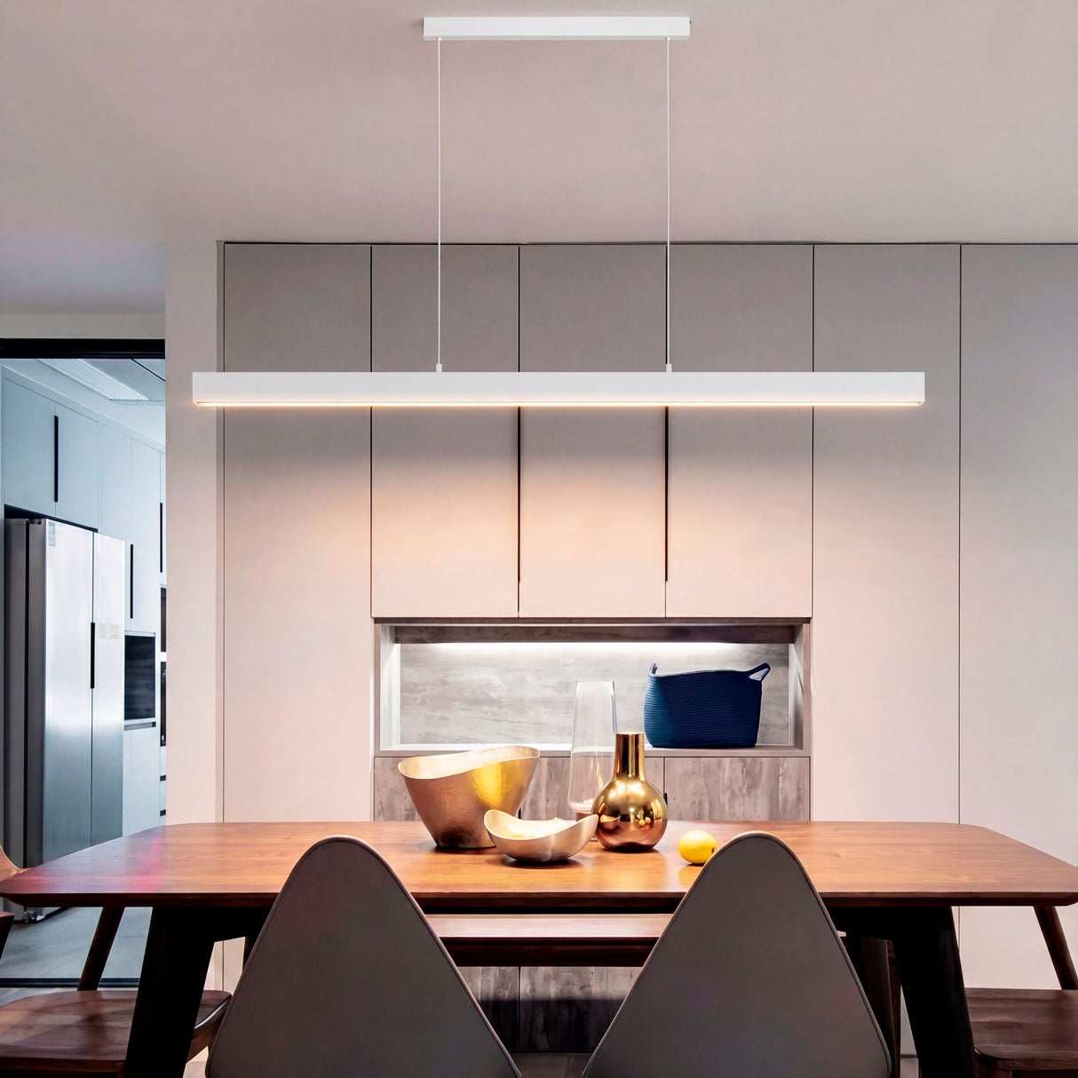 Lámpara Marsella White centrada sobre mesa de comedor en estancia de diseño limpio.