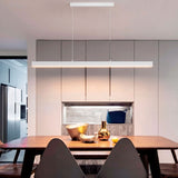 Lámpara Marsella White centrada sobre mesa de comedor en estancia de diseño limpio.