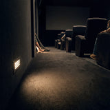 Luz guía de baja intensidad para pasillos de salas de cine y teatros domésticos.