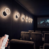 Apliques LED laterales para salas de cine en casa con luz tenue regulable.