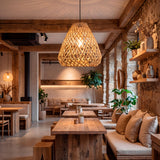 Serie de luminarias Benedetta en comedor de estilo rústico moderno con mobiliario de madera.