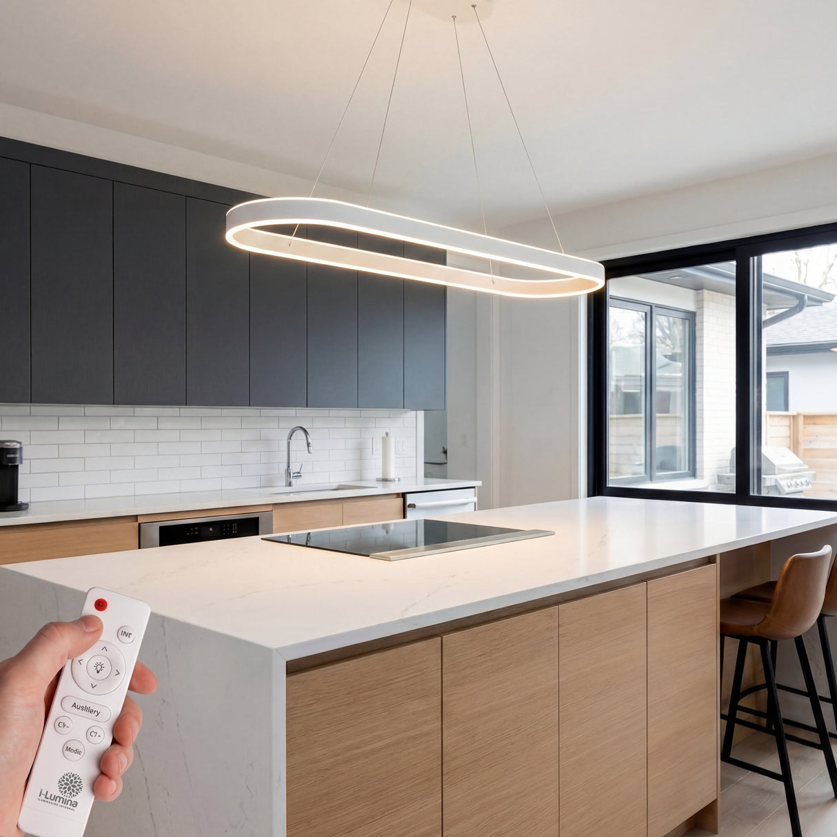 Lámpara lineal ovalada instalada sobre isla de cocina blanca en departamento minimalista.