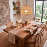 Lámpara orgánica sobre mesa de madera rústica en ambiente con abundante luz natural.