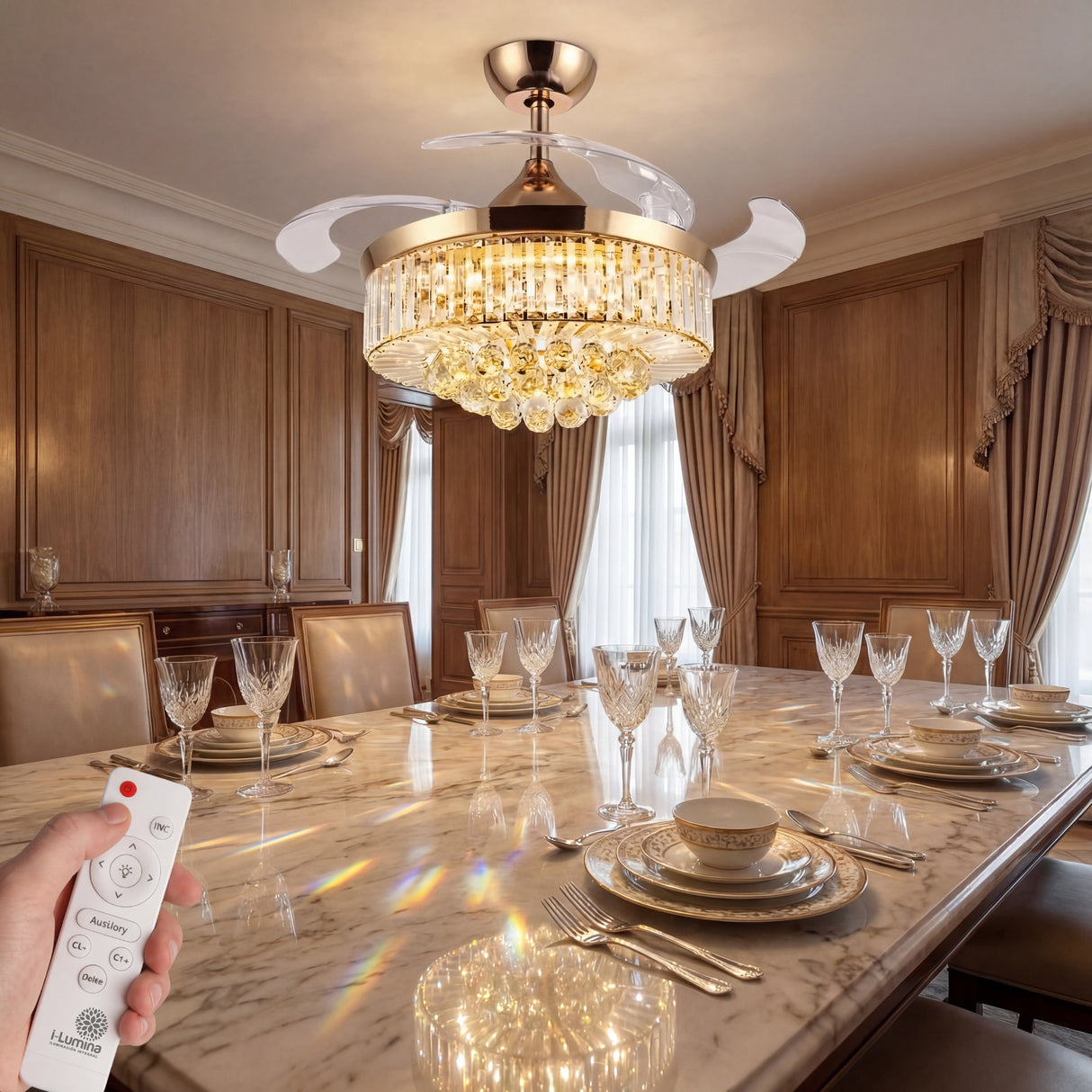Mesa de comedor formal iluminada por ventilador retráctil Crystal Cascade Gold.