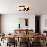 Lámpara de 45W sobre mesa de comedor amplia garantizando una cobertura total de luz.