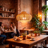 Lámpara de diseño artesanal sobre mesa de comedor de madera en ambiente cálido y familiar.