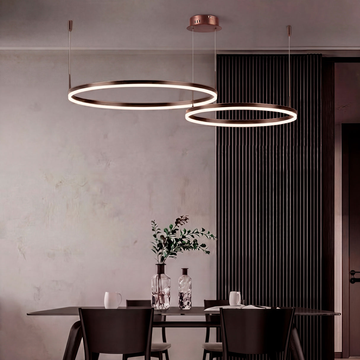 Luminaria lineal suspendida que delimita armónicamente zonas en un salón de alta cocina.