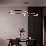 Luminaria lineal suspendida que delimita armónicamente zonas en un salón de alta cocina.
