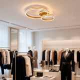 Aplicación de plafón Isabel Dúo en tienda de ropa de alta gama con luz brillante.