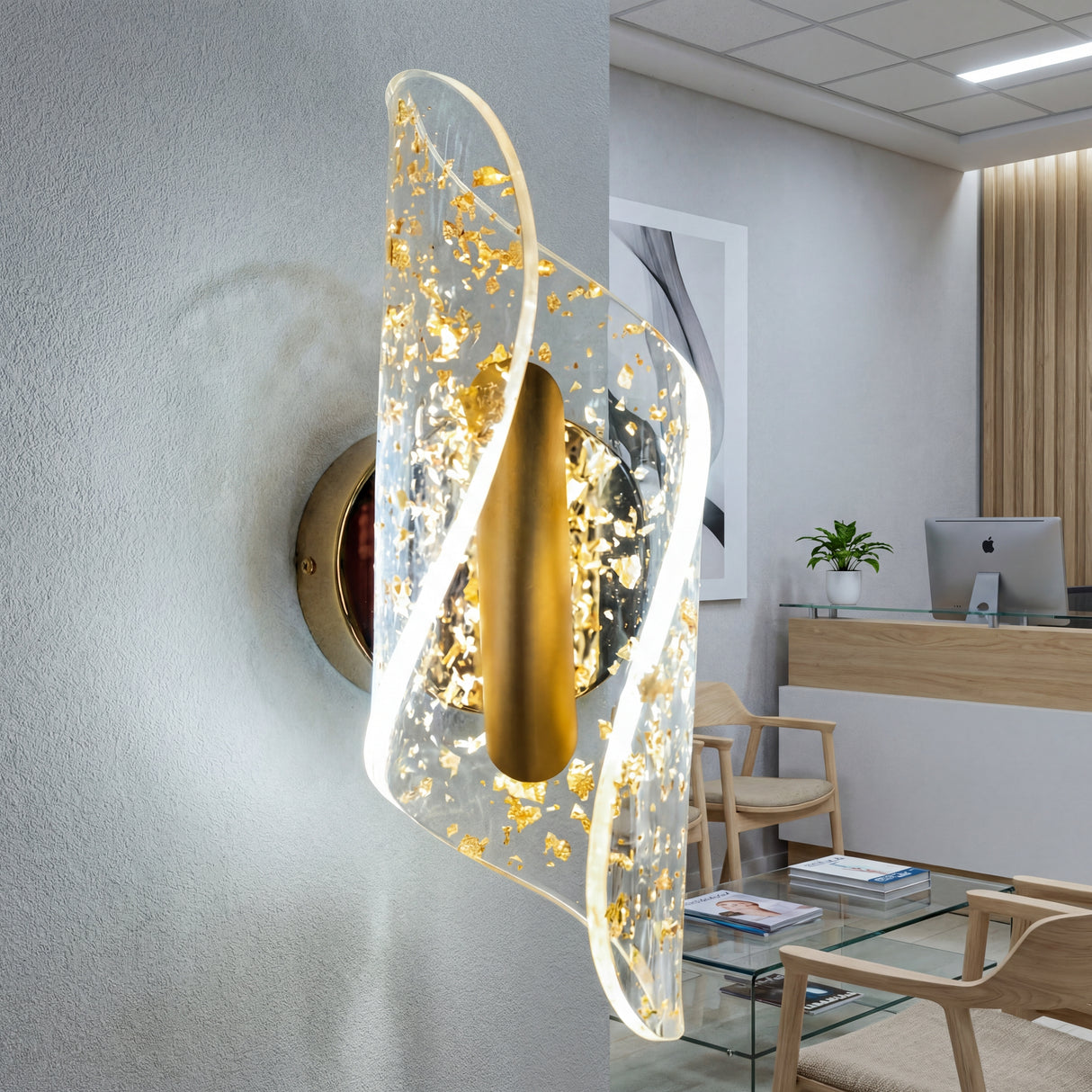 Aplique Vortex Nebula Gold con luz fria en un consultorio medico estetico moderno.