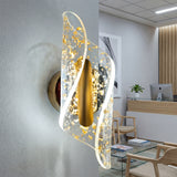 Aplique Vortex Nebula Gold con luz fria en un consultorio medico estetico moderno.