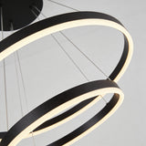 Luminaria de gran formato instalada en zona de recepción con techos de doble altura y estilo corporativo.