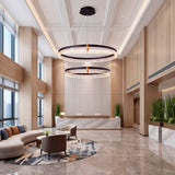 Diseño lumínico para techos altos en lobbies con arquitectura de líneas puras.