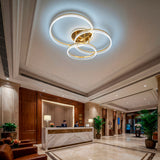 Diseño lumínico para mostradores de hoteles con arquitectura de líneas limpias.