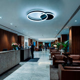 Diseño lumínico para mostradores de hoteles con arquitectura diáfana y luz fría.