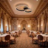 Instalación en salón de banquetes con arquitectura clásica y luz cálida regulable.