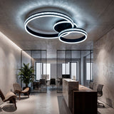 Diseño lumínico para mostradores de recepción con mamparas de vidrio y luz fría.
