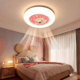 Lámpara Magic Castle en dormitorio con cabecero temático y cortinas de luz natural.