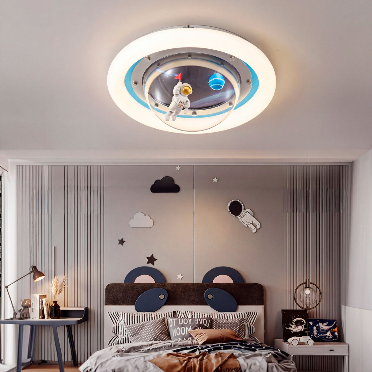 Lámpara Astro instalada en dormitorio con temática de nubes y diseño minimalista.