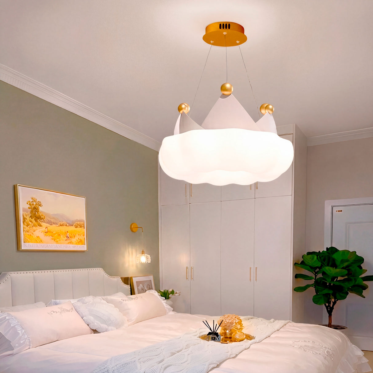 Lámpara colgante blanca y oro en dormitorio minimalista con mucha luz natural.