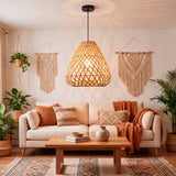 Luminaria colgante sobre sofá de lino blanco en estancia de diseño escandinavo-boho.