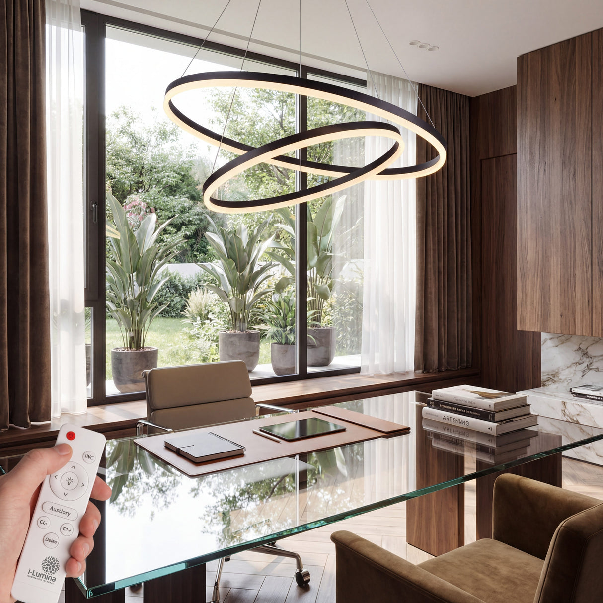 Lámpara de aros negros sobre mesa de cristal en despacho de lujo con estética vanguardista.