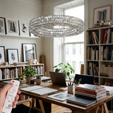 Luz neutra LED sobre zona de trabajo para evitar fatiga visual en oficina en casa.