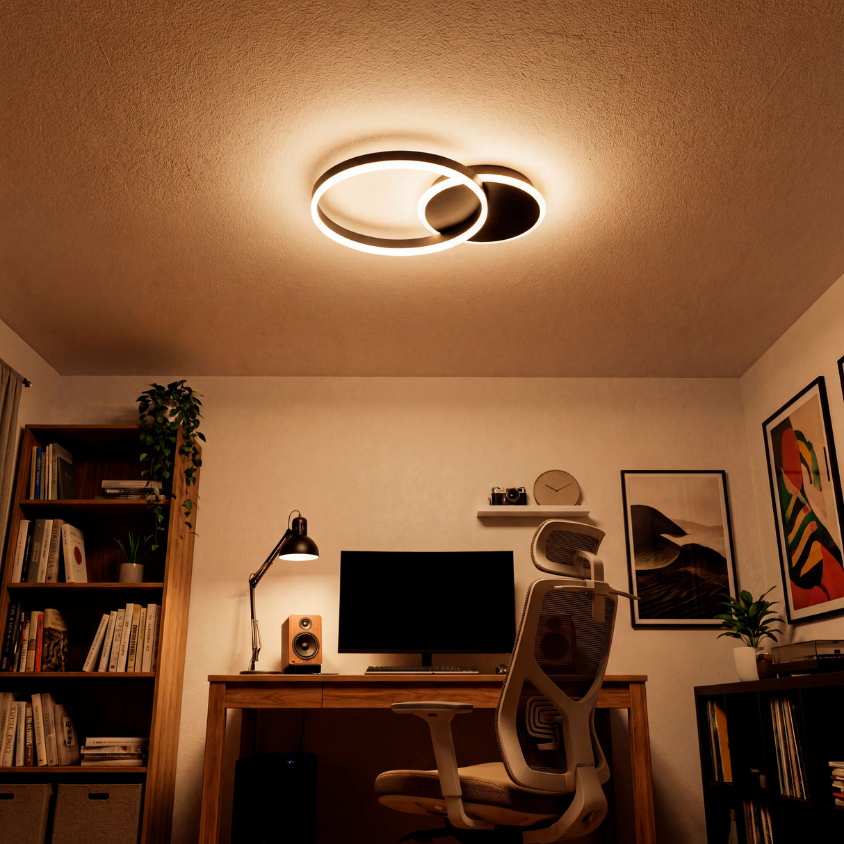 Plafón de alta potencia sobre escritorio de oficina en casa con luz blanca neutra.
