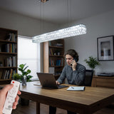 Lámpara de techo sobre escritorio de trabajo para reducir la fatiga visual con luz neutra.