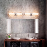 Dos lámparas Nery Silver instaladas simétricamente sobre lavabos en baño de diseño.