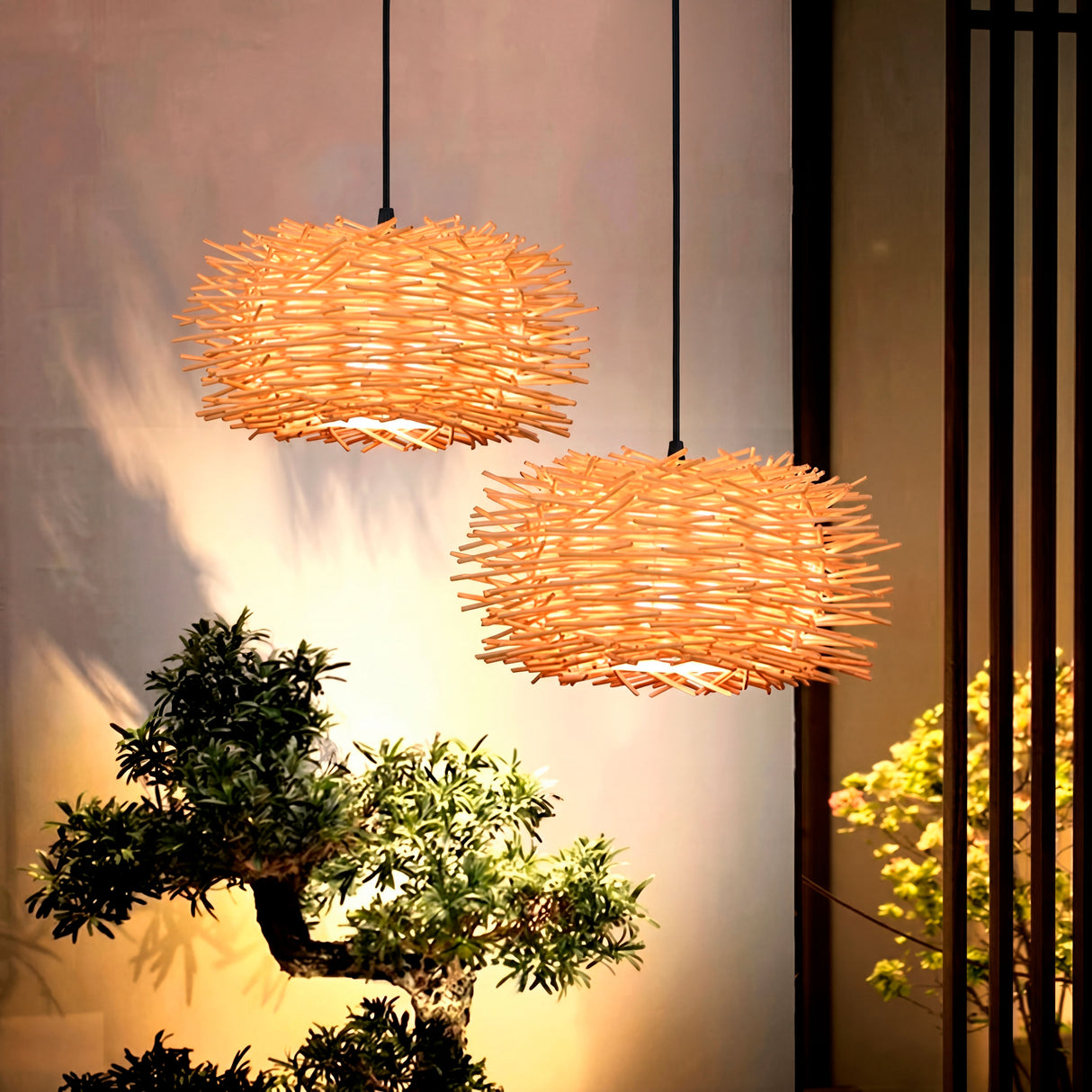 Dos unidades de lámparas Harumi creando un rincón de luz acogedor y natural.