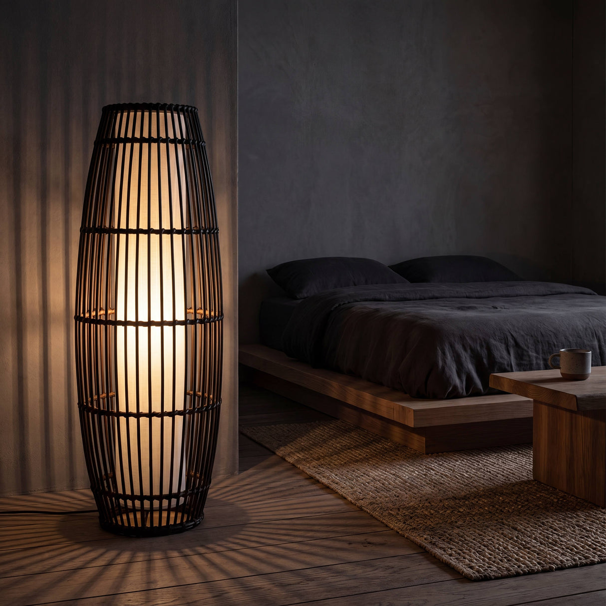 Luz ambiental focalizada en dormitorio minimalista de inspiración zen con texturas orgánicas.