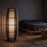 Luz ambiental focalizada en dormitorio minimalista de inspiración zen con texturas orgánicas.