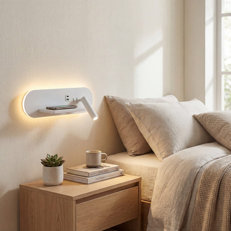 Luz ambiental LED cálida con efecto retroiluminado en cabecero de cama.