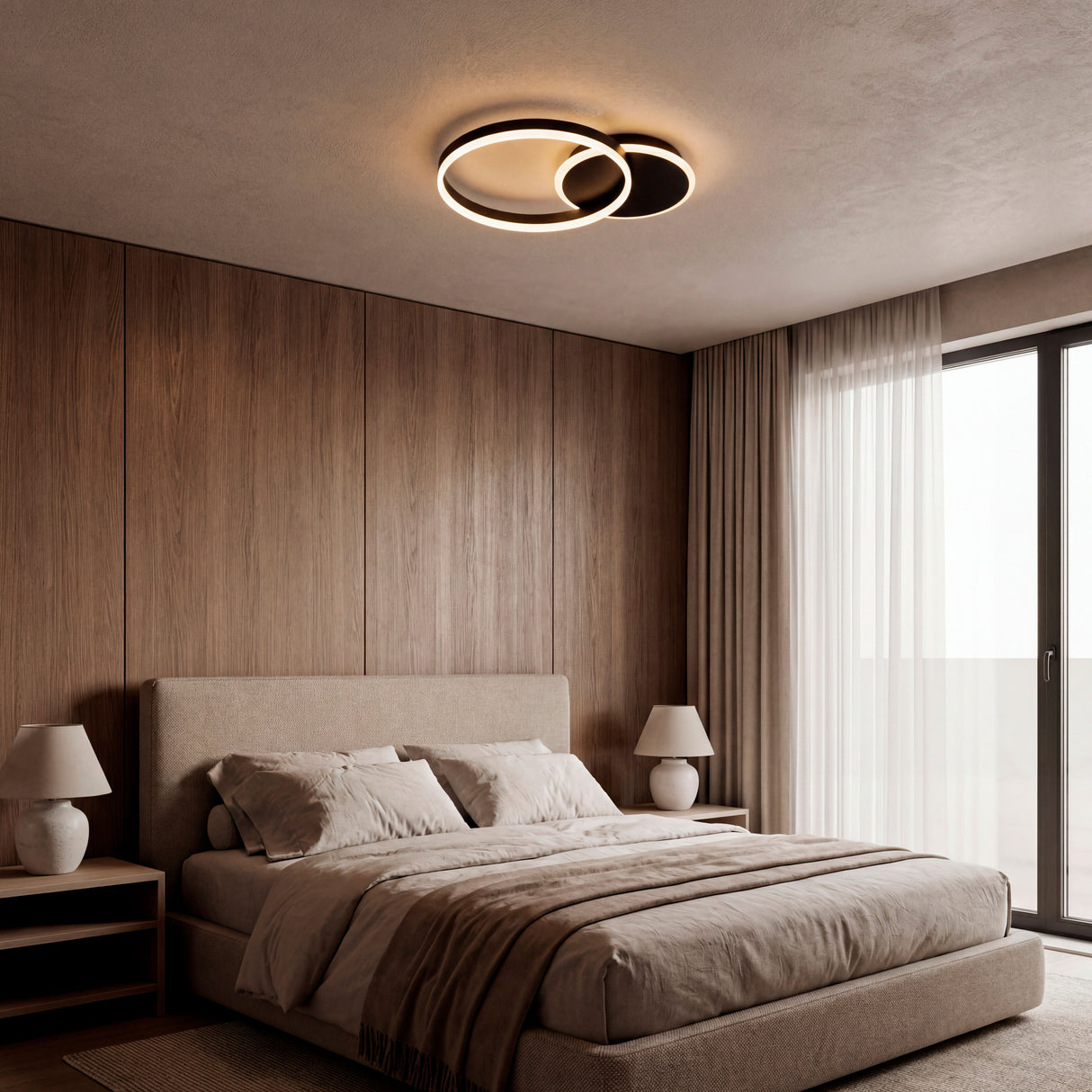 Lámpara de techo central en habitación moderna con revestimiento de madera y luz cálida.