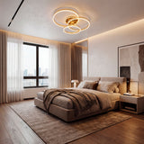 Lámpara Elena Gold en dormitorio de lujo con iluminación suave y arquitectura moderna.