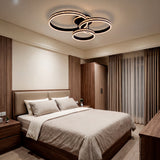 Configuración de luz para suites de hotel con techos técnicos y diseño minimalista.