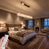 Lámpara de diseño sobre cama King Size con luz ambiental suave regulada por mando.