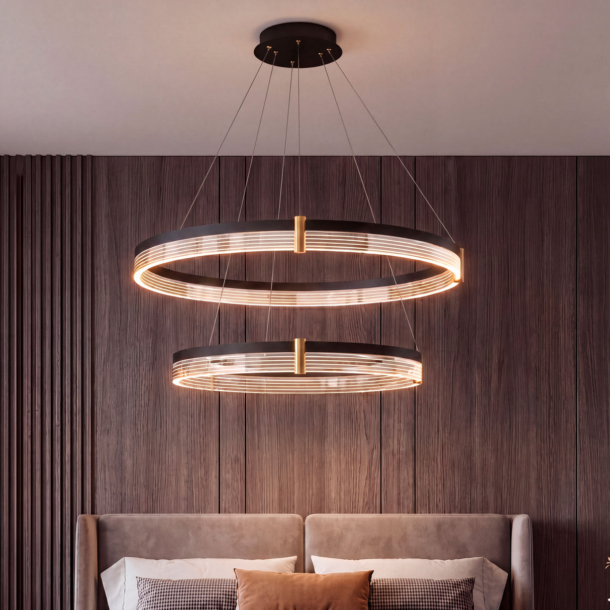 Lámpara colgante de doble aro negro y oro en dormitorio principal con diseño de lujo.