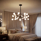 Lampara Sputnik Nativa Black instalada como pieza central en un dormitorio principal.