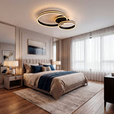 Lámpara de diseño circular en dormitorio contemporáneo con luz cálida y acogedora.