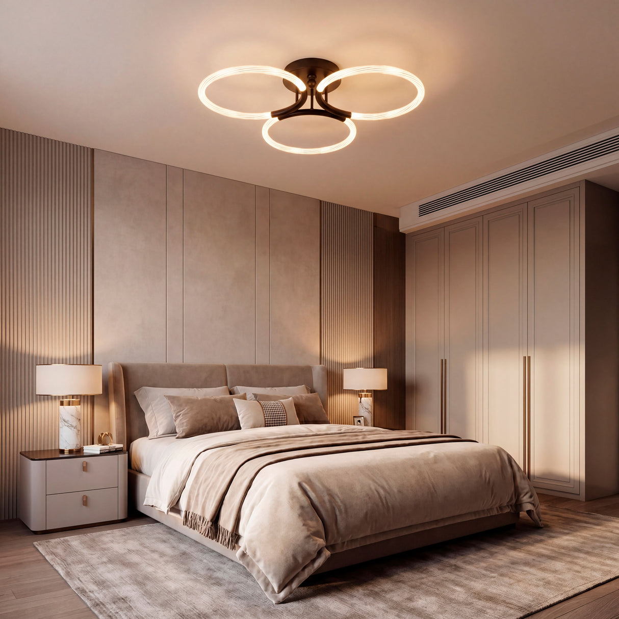 Lámpara de techo central en habitación moderna con decoración en tonos tierra.