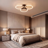 Lámpara de techo central en habitación moderna con decoración en tonos tierra.