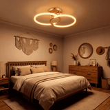 Lámpara de techo central en habitación moderna con decoración en tonos neutros.