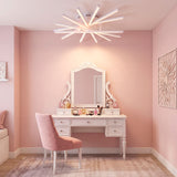 Plafón de diseño radial sobre tocador blanco en habitación de estilo romántico-chic.
