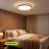 Aplicación residencial de plafón circular en tono cálido complementando el diseño interior de una habitación.