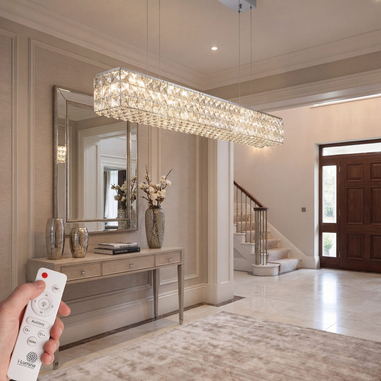 Luminaria de bienvenida en pasillo de entrada con acabados en cristal y luz acogedora.