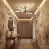 Lámpara de diseño en hall de entrada con papel pintado texturizado y luz indirecta.