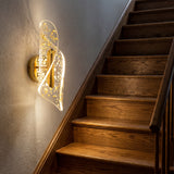 Lampara Vortex Nebula Gold instalada en diagonal iluminando una escalera de madera.